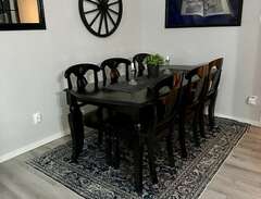 svart bord med 6 stolar