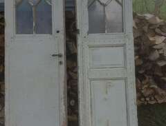 gamla dörrar med spröjs