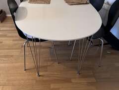 matsalsbord med fem stolar