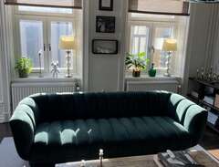 Grön soffa i sammet